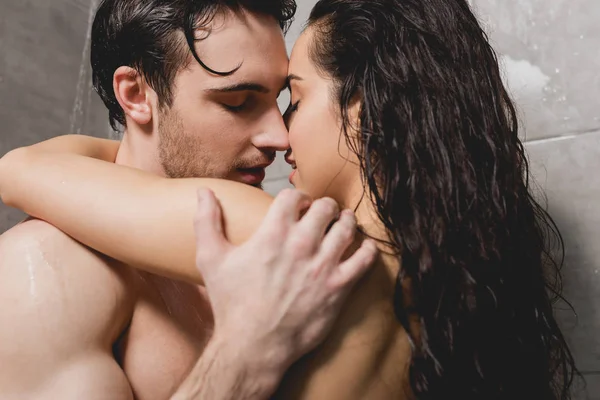 Sexy Homem Atraente Mulher Abraçando Chuveiro Cabine — Fotografia de Stock
