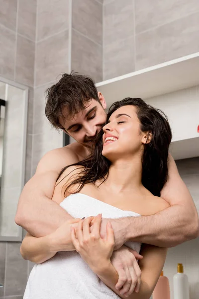 Homem Bonito Mulher Atraente Toalha Abraçando Sorrindo Banheiro — Fotografia de Stock