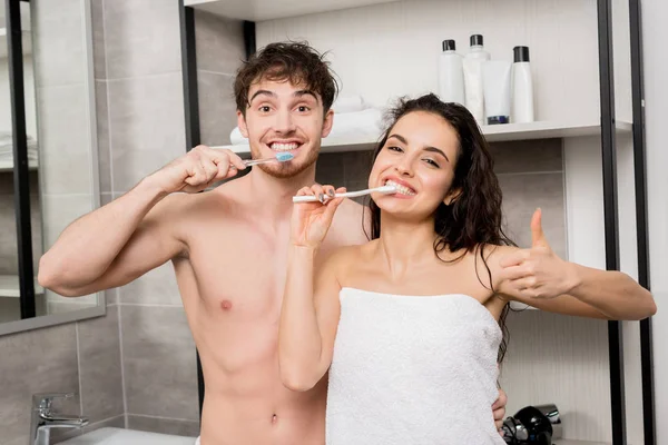 Homem Sorridente Mulher Escovando Dentes Olhando Para Câmera — Fotografia de Stock