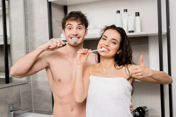 Sonriente Hombre Mujer Cepillándose Los Dientes Mirando Cámara —  Fotos de Stock