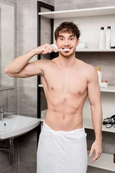Knappe Man Handdoek Tandenpoetsen Camera Kijken — Stockfoto