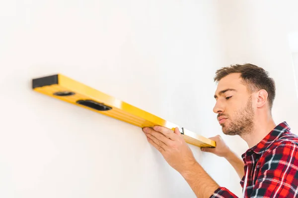 Manitas Serias Que Miden Pared Casa — Foto de Stock