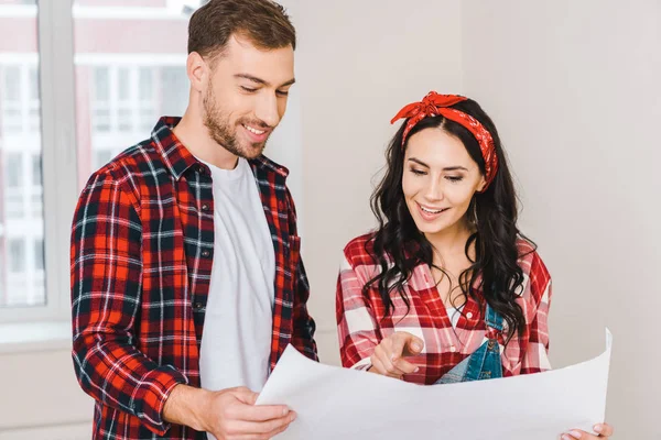 Mujer Alegre Señalando Con Dedo Plano Mientras Está Pie Con — Foto de Stock