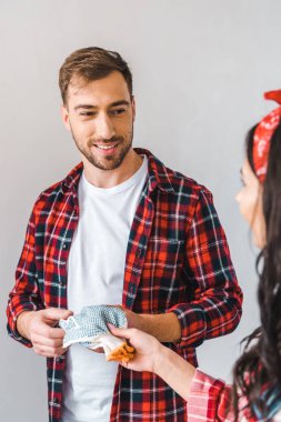 eldiven tutarak ve kadının yanına evde duran mutlu adam