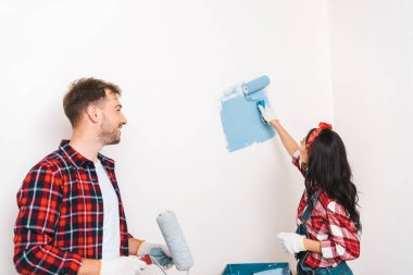 kadın resim duvar neşeli erkek evde yakınındaki mavi renkte