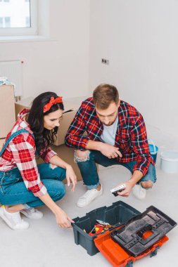 adam ve kadın oturuyor ve araç kutuları evde yakınındaki bakarak