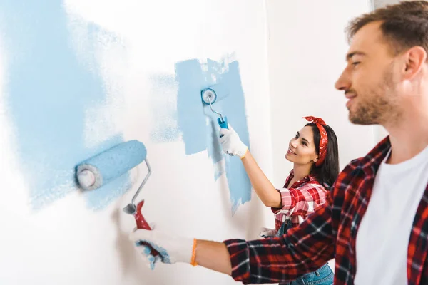 Feliz Pareja Pintura Pared Color Azul Casa — Foto de Stock