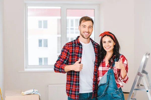 Sonriente Pareja Mostrando Pulgares Hacia Arriba Mientras Pie Casa — Foto de Stock