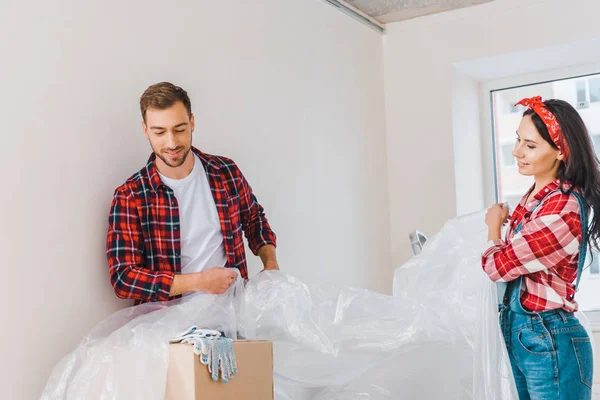 Hombre Mujer Alegre Cubriendo Cajas Con Polietileno Casa — Foto de Stock