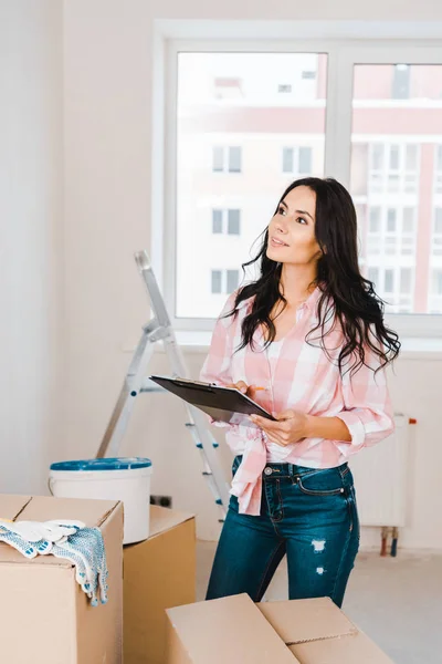 Schöne Frau Hält Klemmbrett Während Sie Raum Steht — Stockfoto