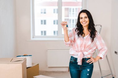 Odada anahtar süre ayakta tutan çekici kadın