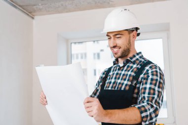 neşeli tamirci Blueprint bakarken gülümseyen