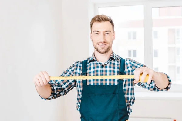 Knappe Klusjesman Glimlachen Terwijl Meetlint — Stockfoto