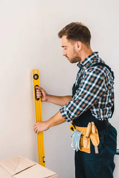 Handyman Bonito Segurando Nível Medição Perto Parede — Fotografia de Stock