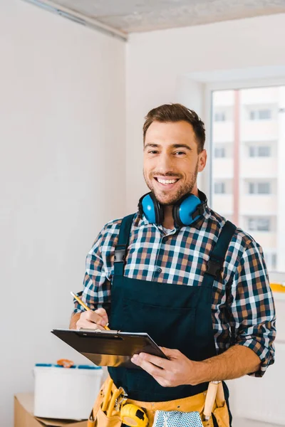 Handsome Handyman Smiling While Holding Clipboard Pencil Hands — Stock Photo, Image