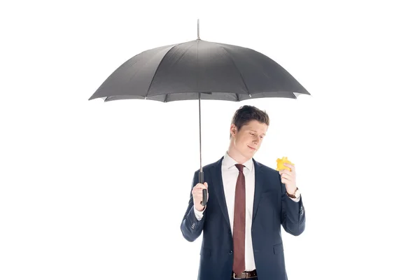 Sorridente Giovane Uomo Affari Con Ombrello Guardando Salvadanaio Isolato Bianco — Foto Stock