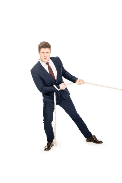 Jovem Empresário Desgaste Formal Puxando Corda Isolada Branco — Fotografia de Stock