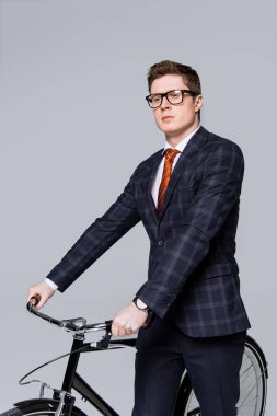 şık yakışıklı gri izole bisikleti ile poz