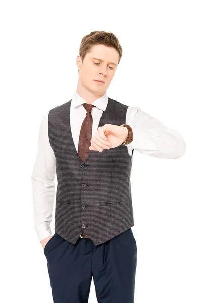 白で隔離の時計を探しているハンサムなスタイリッシュなビジネスマン — ストック写真