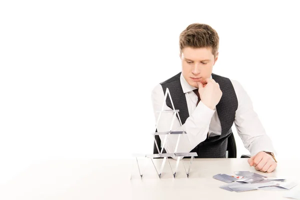 Nachdenkliche Männliche Manager Machen Pyramide Aus Spielkarten Isoliert Auf Weiß — Stockfoto