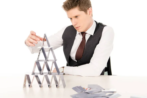 Stylowy Mężczyzna Dokonywanie Piramidę Kart Gry Białym Tle — Zdjęcie stockowe