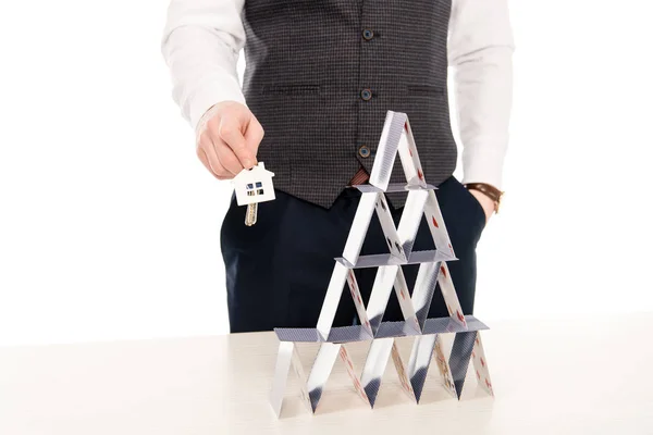Ausgeschnittene Ansicht Des Maklers Der Hausschlüssel Hält Und Pyramide Aus — Stockfoto