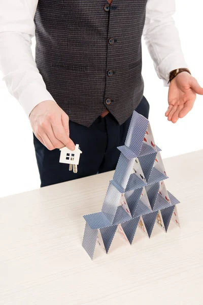 Beskurna Fastighetsmäklare Hålla Hus Nycklar Och Visar Pyramid Från Spelkort — Stockfoto