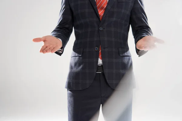 Recortado Vista Hombre Negocios Elegante Presentando Algo Gris — Foto de Stock