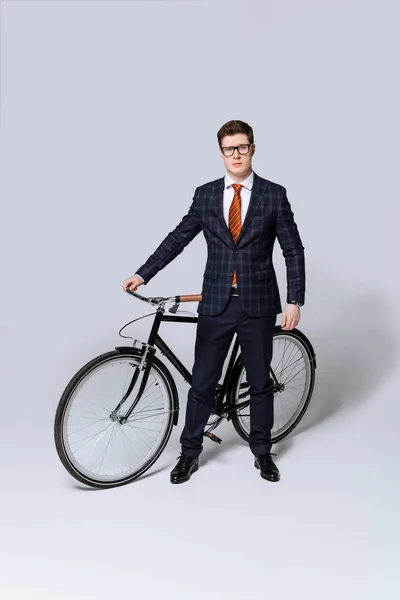 Homme Affaires Élégant Costume Debout Avec Vélo Sur Gris — Photo