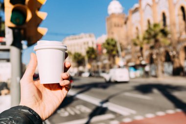 kağıt bardak kentsel sahne ile arka plan, barcelona, İspanya üzerinde tutan adamın seçici odak