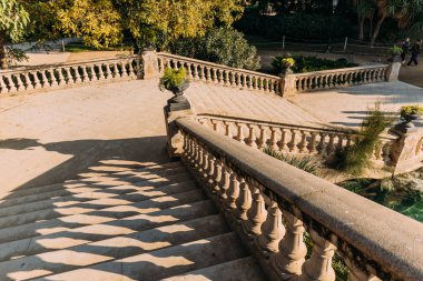 Barcelona, İspanya - 28 Aralık 2018: taş merdiven ve Parc de la Ciutadella vazo ile korkuluk