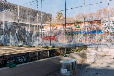 Barcelona, İspanya - 28 Aralık 2018:playground yüksek metalik net duvar ve duvar grafiti 