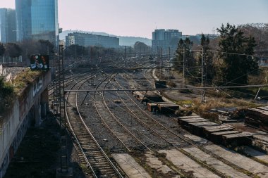 Barcelona, İspanya - 28 Aralık 2018: demiryolları ve yüksek binalar kentsel manzara