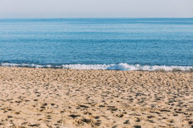 Barcelona, İspanya - 28 Aralık 2018: doğal görünümü mavi deniz ve kum plaj