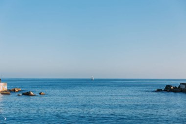 Barcelona, İspanya - 28 Aralık 2018: doğal görünümü manzarası ve sakin mavi deniz