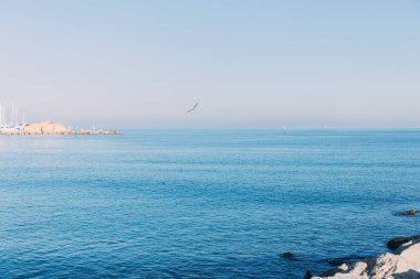 Barcelona, İspanya - 28 Aralık 2018: doğal görünümü sakin deniz ve açık mavi gökyüzü