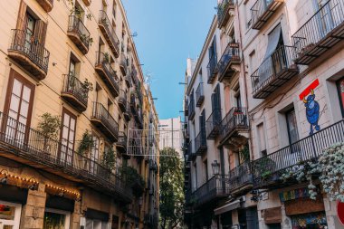 Barcelona, İspanya - 28 Aralık 2018: evleri Balkonlu ve grafiti duvar