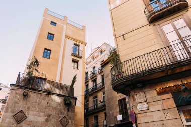 taş evler ile balkon oldukça street, barcelona, İspanya