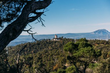 Yeşil orman ve tepeler, barcelona, İspanya üzerinde kale manzara