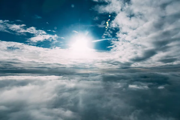 Vacker Blå Solig Himmel Med Vita Moln — Stockfoto