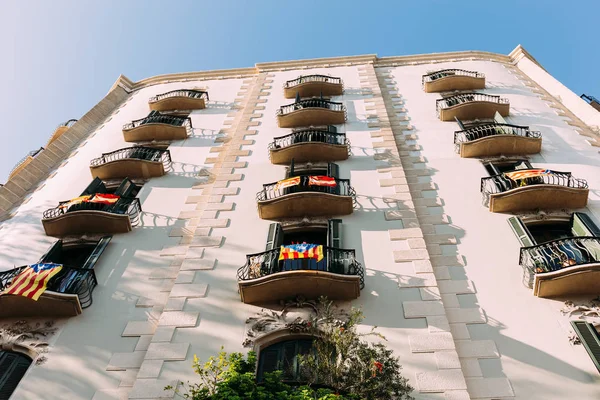 Casa Blanca Con Balcones Con Banderas Nacionales Barcelona España — Foto de Stock