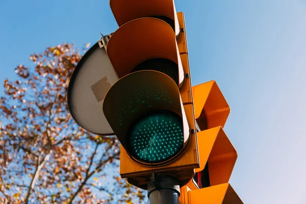 Traffic Light Met Duidelijke Blauwe Hemel Achtergrond Barcelona Spanje — Stockfoto