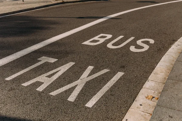 Strada Asfaltata Con Segnaletica Bianca Iscrizioni Bus Taxi Barcellona Spagna — Foto Stock