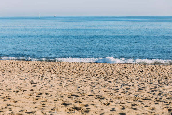 БАРСЕЛОНА, Испания - 28 ДЕКАБРЯ 2018 года: живописный вид песчаного пляжа и синего моря
