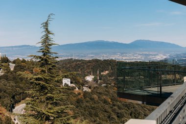 Yeşil tepe ve dağlar balkon, barcelona, İspanya'dan güzel görünümü