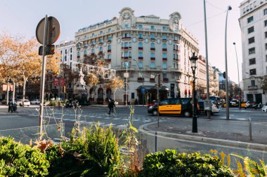 Barcelona, İspanya - 28 Aralık 2018: Kentsel sahne kavşak üzerinde güzel bir ev