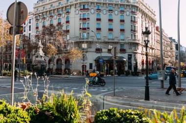 Barcelona, İspanya - 28 Aralık 2018: güzel bir ev kavşak üzerinde işlek cadde