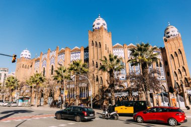 Barcelona, İspanya - 28 Aralık 2018: işlek cadde araba ve güzel eski bina ile