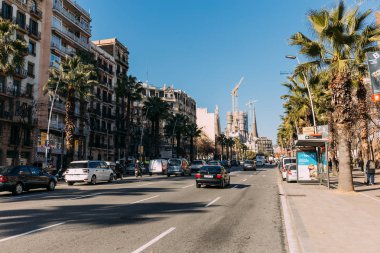Barcelona, İspanya - 28 Aralık 2018: arabalar, binalar ve yeşil avuç içi ile işlek cadde