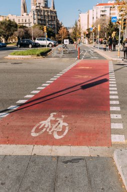 Barcelona, İspanya - 28 Aralık 2018: yol bikeway, park edilmiş arabalar ve Binalar